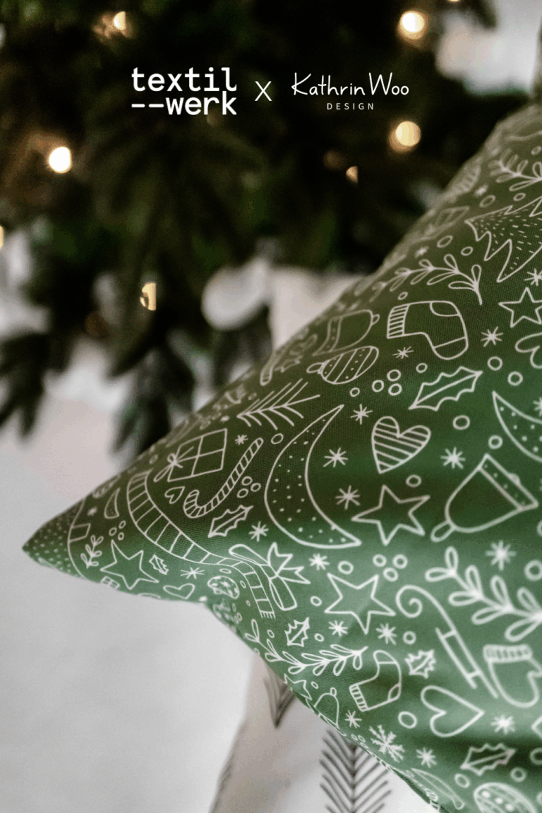 Weihnachten Muster Design Winter Symbole aus der Kollektion Winter Magie von Kathrin Woo auf einem Kissen von Textilwerk