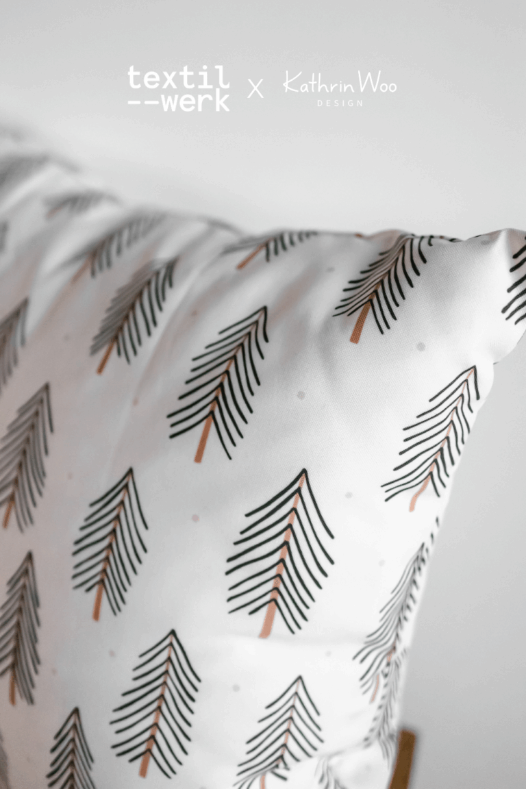 Weihnachten Muster Design Winterwald aus der Kollektion Winter Magie von Kathrin Woo auf einem Kissen von Textilwerk