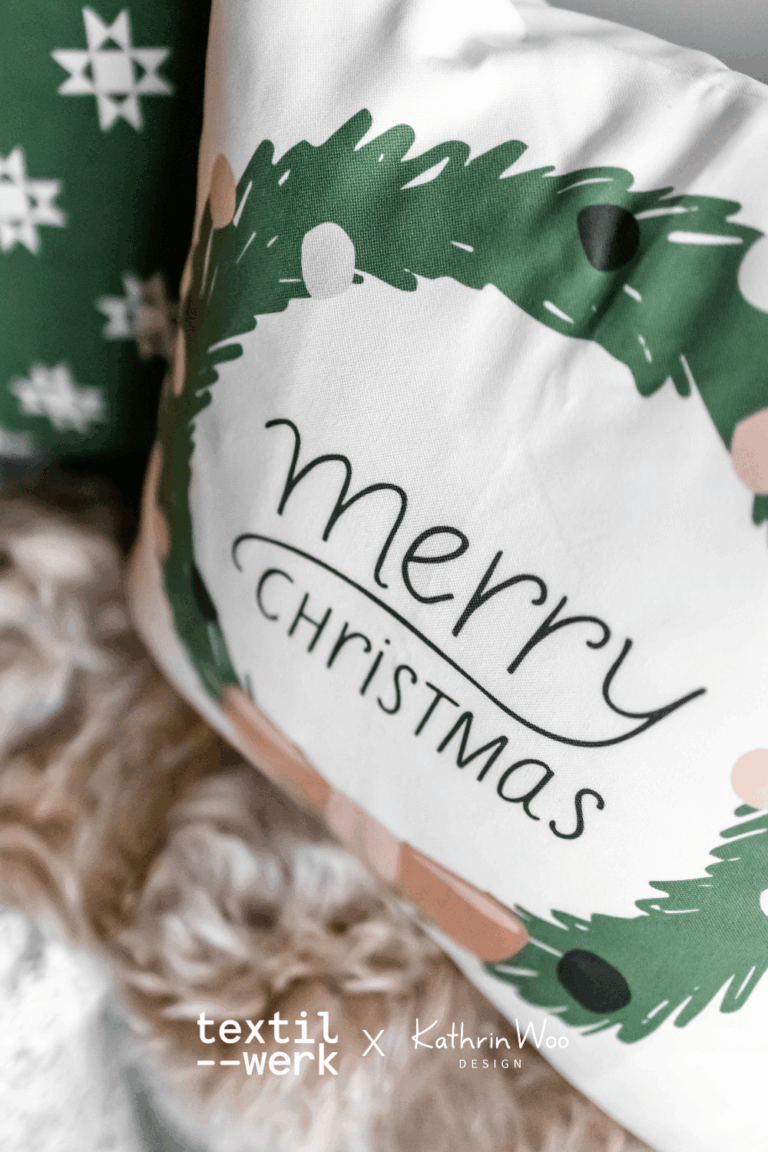 Weihnachten Muster Design Merry Christmas Kranz aus der Kollektion Winter Magie von Kathrin Woo auf einem Kissen von Textilwerk